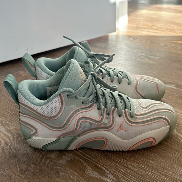 Basketball shoes